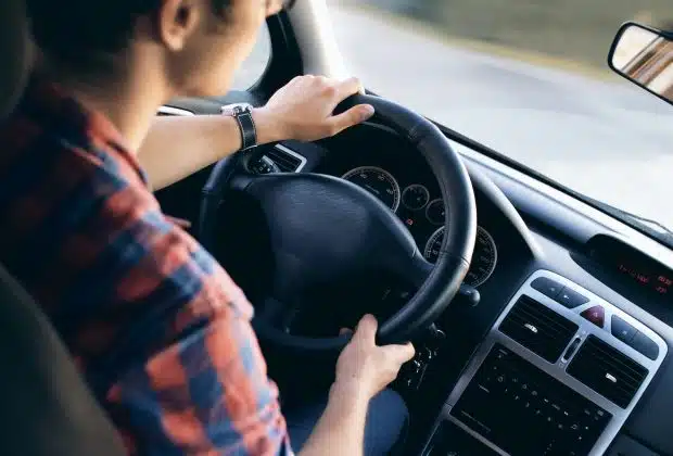 un homme dans une voiture